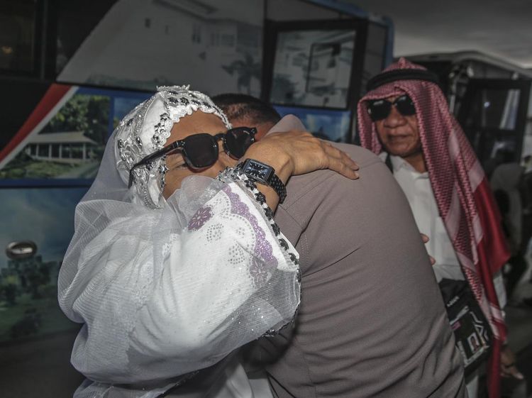 Tangis Jemaah Haji Maluku Saat Tiba di Tanah Air
