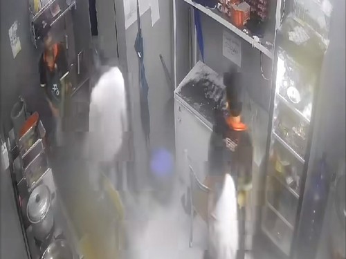 Tangkapan layar CCTV seorang karyawan JFC Candi Kuning, Bedugul, dipukul.