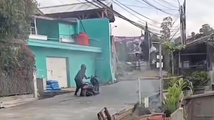 Tangkapan layar pemotor terjebak di jalan cor Bandung Barat