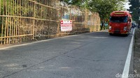 Pagar setinggi 3 meter tutup tempat pembuangan sampah liar di Jalan Cimincrang, Kecamatan Gedebage, Kota Bandung.