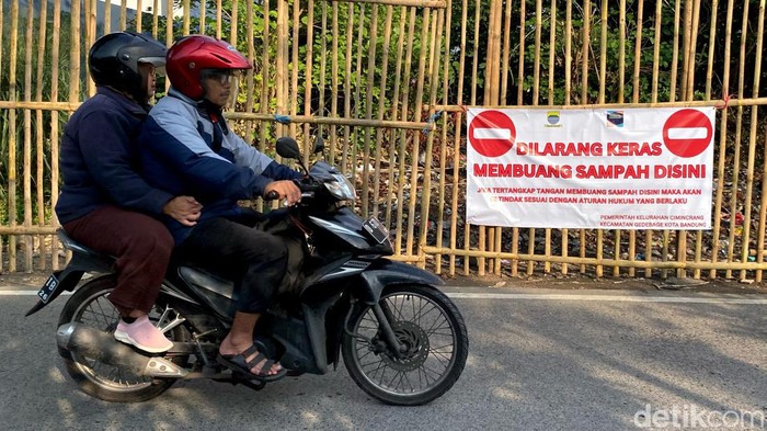 Tempat pembuangan sampah liar yang ada di Jalan Cimincrang, Kecamatan Gedebage, Kota Bandung, Jawa Barat akhirnya ditutup. Tempat pembuangan sampah liar yang ada di Jalan Cimincrang, Kecamatan Gedebage, Kota Bandung, Jawa Barat akhirnya ditutup.