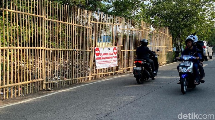 Tempat pembuangan sampah liar yang ada di Jalan Cimincrang, Kecamatan Gedebage, Kota Bandung, Jawa Barat akhirnya ditutup.