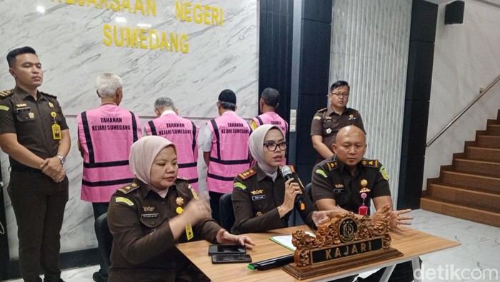Tersangka kasus korupsi pengadaan lahan proyek Tol Cisumdawu