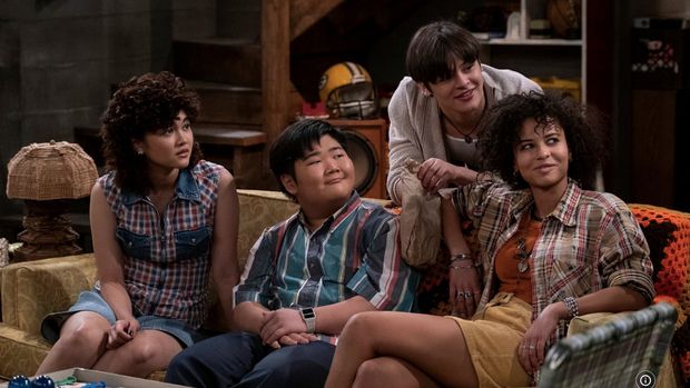 Cuplikan adegan dalam serial That '90s Show.