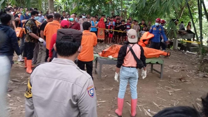 Tim inafis dan kesehatan mengidentifikasi jasad pria tanpa identitas yang ditemukan mengambang di Sungai Klawing, Desa Kalialang, Kecamatan Kemangkon, Kabupaten Purbalingga, Selasa (2/7/2024).