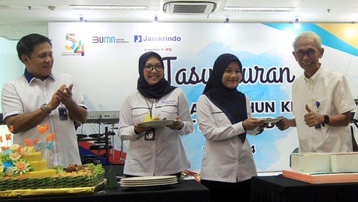 Tingkatkan Kontribusi dan Komitmen Mengembangkan UMKM PT Jaminan Kredit Indonesia terus berkomitmen meningkatkan kontribusi bagi negara. Menapaki usianya ke-54, Jamkrindo tetap fokus mengembangkan UMKM.