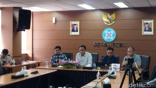 Totok Suryanto dalam jumpa pers di Kantor Dewan Pers
