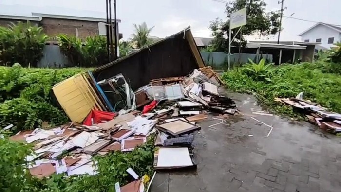 Truk muat tegel di Maros, terbalik hingga menyebabkan seorang buruh tewas tertimpa.