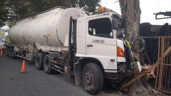 Truk trailer menabrak teras rumah dan pohon di Jalan Samas, Guyengan, Palbapang, Bantul, Selasa (2/7/2024).
