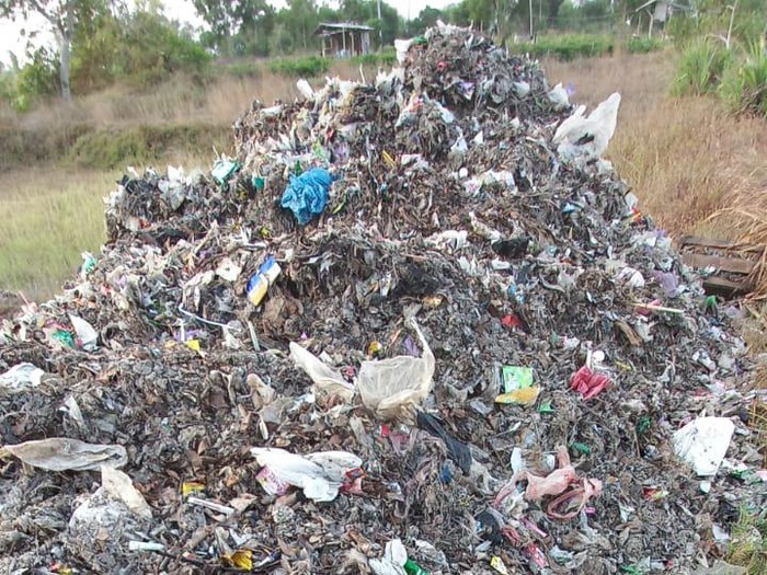 Tumpukan pupuk kompos yang didominasi sampah basah di lahan petani di Patihan, Gadingsari, Kapanewon Sanden, Bantul. Foto diunggah Selasa (2/7/2024).