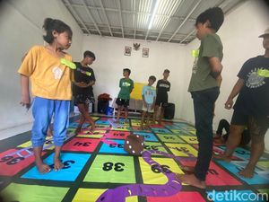 Melihat Keseruan Anak-anak Surabaya Bermain Ular Tangga Raksasa