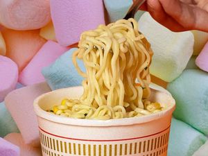 Unik! Ada Mie Cup Rasa Dessert Smores yang Manis Enak