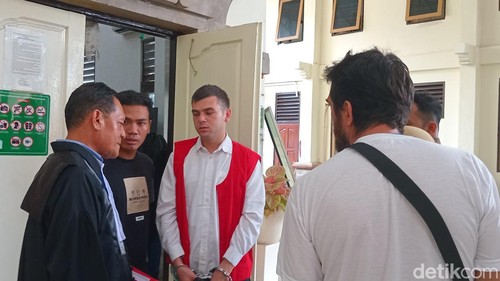 Husein Vural saat menjalani sidang tuntutan kasus narkoba di PN Denpasar, Selasa (2/7/2024). (Aryo Mahendro)