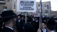 Yang lainnya, menuliskan: Israel bukanlah Negara Yahudi, melainkan Negara Zionis, orang Yahudi bukanlah Zionis dan Kami tidak akan mengorbankan anak-anak kami.... (REUTERS/Ronen Zvulun)