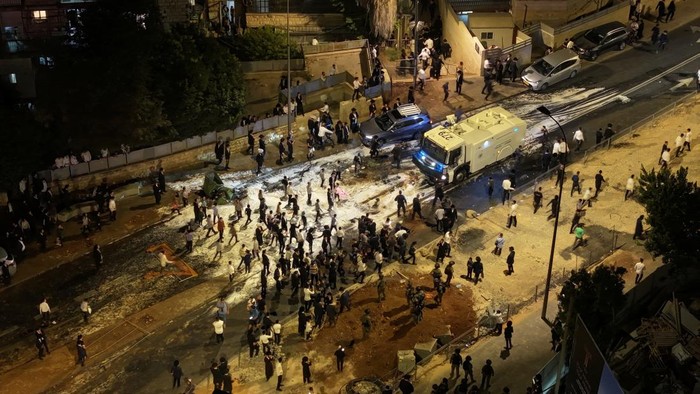 Yahudi Ultra-Ortodoks Marah Dipaksa Zionis Israel Ikut Wajib Militer A dron view shows as security forces spray people as Ultra-Orthodox Jewish men protest an Israeli Supreme Court ruling that requires the state to begin drafting ultra-Orthodox Jewish seminary students to the military, in the Mea Shearim neighbourhood of Jerusalem, June 30, 2024. REUTERS/Ilan Rosenberg