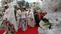 Pemkot Surabaya juga menggelar garden party atau pesta kebun untuk resepsi ratusan pasangan pengantin itu.  