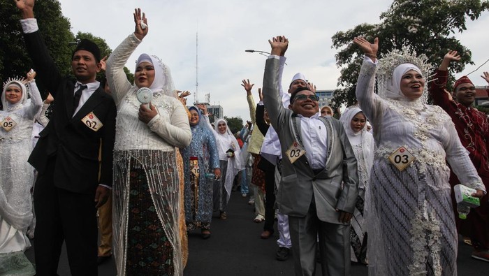330 Pasangan Ikut Nikah Massal di Surabaya, Ada Garden Party Sejumlah pasangan pengantin berjalan memasuki Balai Kota Surabaya saat nikah massal di Surabaya, Jawa Timur, Selasa (2/7/2024). Pemkot Surabaya menggelar sidang isbat nikah massal sekaligus resepsi bagi 330 pasangan pengantin dari berbagai umur. ANTARA FOTO/Didik Suhartono/rwa.