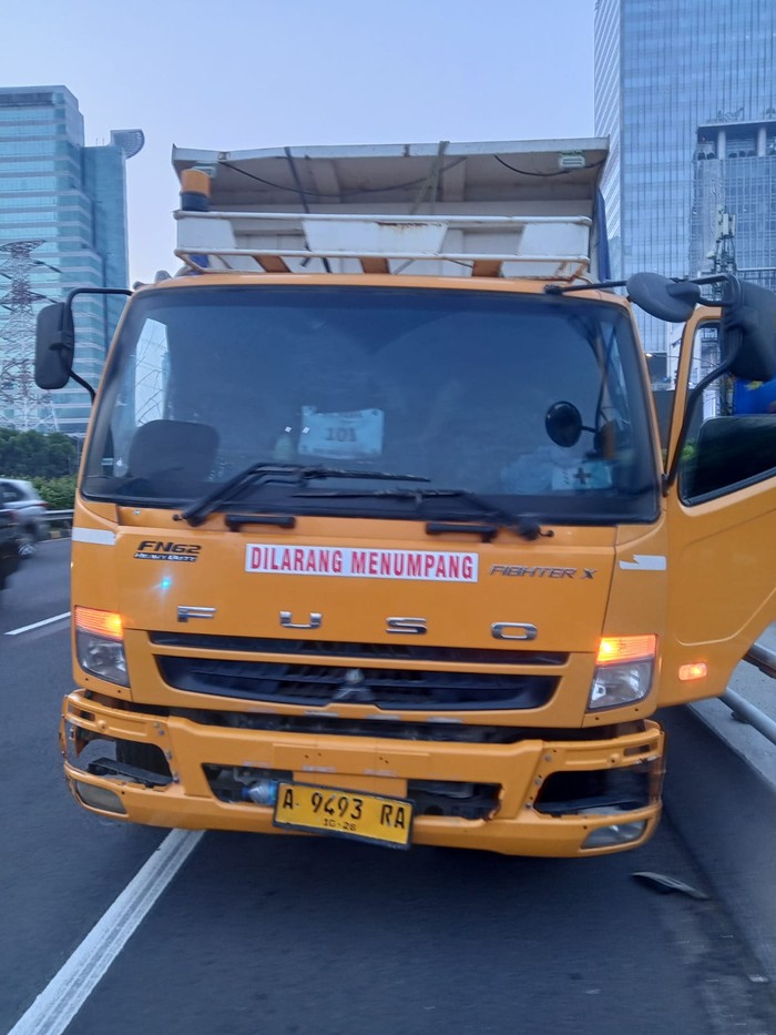 Insiden Ban Pecah Truk di Tol Dalkot Arah Semanggi, Imbauan Kewaspadaan bagi Pengendara