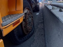 Begini Cara Mencegah Pecah Ban Truk di Jalan Tol