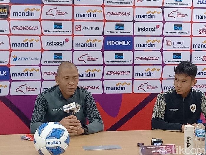 Pelatih Timnas Indonesia U-16 Nova Arianto, dan penyerang Timnas Indonesia U-16 M Zahaby Gholy, saat konferensi pers di Stadion Manahan Solo, Rabu (3/7/2024).