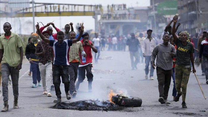 Aksi Tuntut Presiden Kenya Mundur Berujung Ricuh Massa melakukan aksi unjuk rasa di Nairobi, Kenya, Selasa (2/7). Aksi tersebut berujung ricuh.