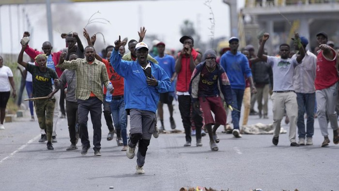 Aksi Tuntut Presiden Kenya Mundur Berujung Ricuh Massa melakukan aksi unjuk rasa di Nairobi, Kenya, Selasa (2/7). Aksi tersebut berujung ricuh.