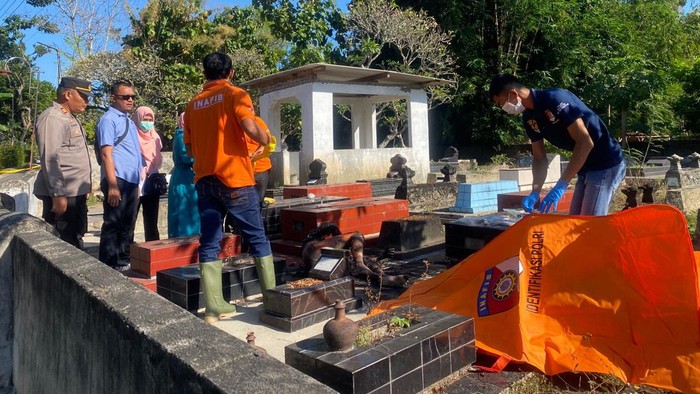 Anggota Polres Boyolali mengevakuasi jenazah korban pria diduga bakar diri di kompleks permakaman Dukuh Drono, Desa Ketaon, Kecamatan Banyudono, Kabupaten Boyolali, Rabu (3/7/2024) pagi.