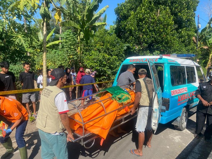 Anggota Polres Boyolali mengevakuasi jenazah korban pria diduga bakar diri di kompleks permakaman Dukuh Drono, Desa Ketaon, Kecamatan Banyudono, Kabupaten Boyolali, Rabu (3/7/2024) pagi.