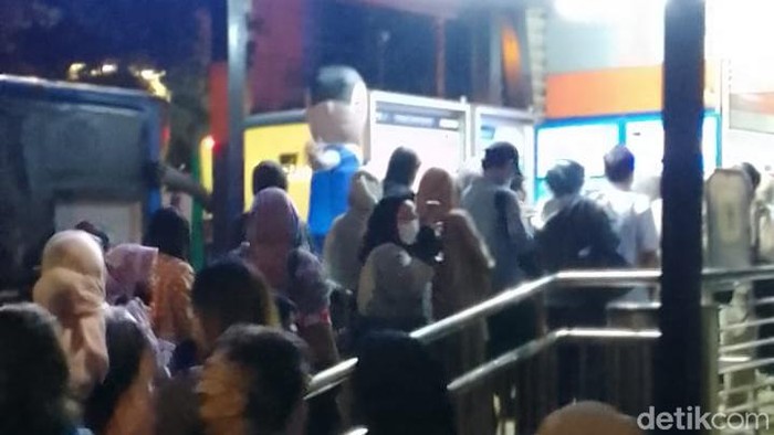 Antrean mengular di Halte Tegal Mampang (Rakhmad/detikcom)