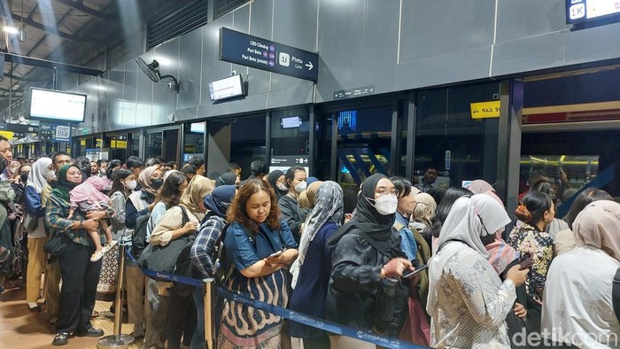 Antrean penumpang mengular di Halte Centrale Stichting Wederopbouw (CSW), Kebayoran Baru, Jakarta Selatan. (Rumondang/detikcom)