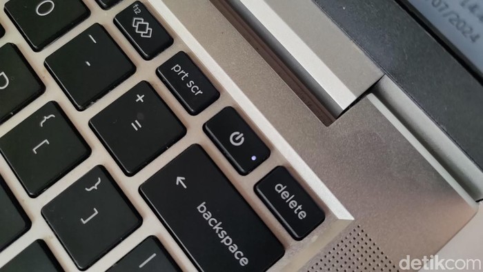 Tombol power yang biasa kita temukan di perangkat elektronik seperti laptop, PC, atau HP ternyata punya makna lho. Itu bukan sekadar garis tegak lurus (l) atau lingkaran (O). Ini dia arti tanda I dan O di tombol power.