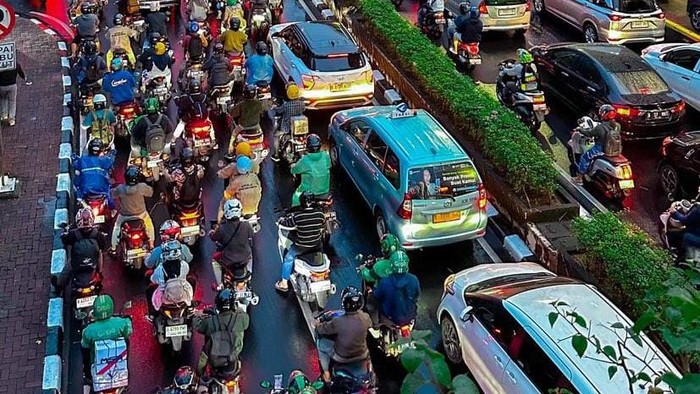 arus lalu lintas di sekitar underpass Kuningan (Foto: Windy).