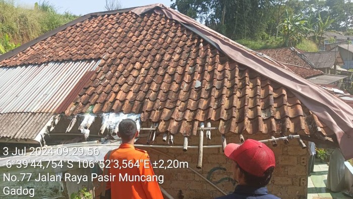 Atap rumah rusak usai diterjang angin kencang di kawasan Puncak Bogor