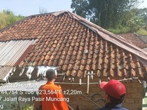 Belasan Atap Rumah di Megamendung Bogor Rusak Diterpa Hujan-Angin Kencang