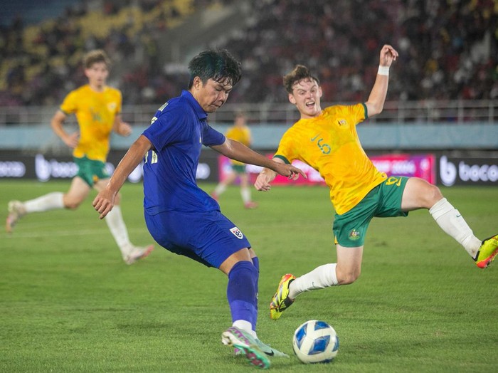 Pesepak bola Timnas Thailand Sorakrit Kaewsri (kiri) berebut bola dengan pesepak bola Timnas Australia Nickolas Gustavo Alfaro (kanan) pada pertandingan Final Piala AFF U-16 di Stadion Manahan, Solo, Jawa Tengah, Rabu (3/7/2024). ANTARA FOTO/Mohammad Ayudha/foc.