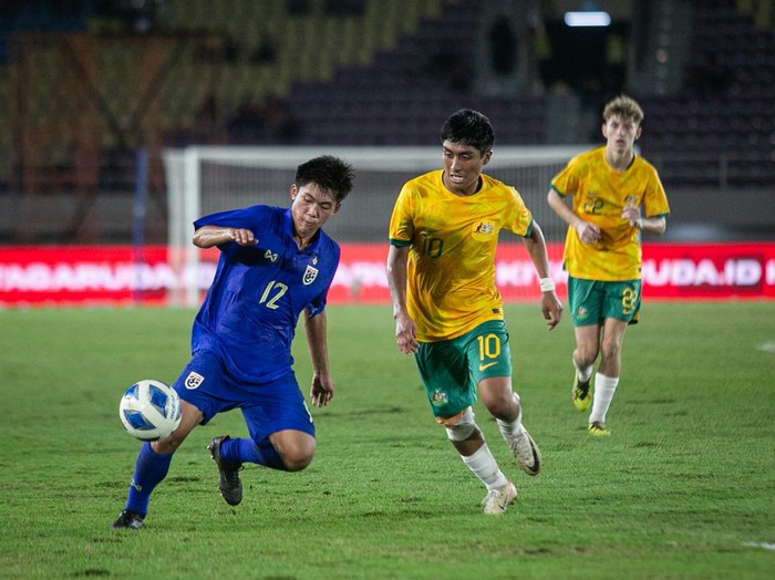 Pesepak bola Timnas Thailand Sorakrit Kaewsri (kiri) berebut bola dengan pesepak bola Timnas Australia Nickolas Gustavo Alfaro (kanan) pada pertandingan Final Piala AFF U-16 di Stadion Manahan, Solo, Jawa Tengah, Rabu (3/7/2024). ANTARA FOTO/Mohammad Ayudha/foc.