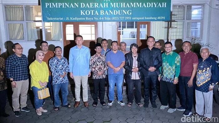 Bakal calon wali kota (Bacawalkot) Bandung dari Partai Gerindra Dhani Wirianata melakukan silaturahmi ke Kantor Pimpinan Daerah Muhammadiyah (PDM) Kota Bandung