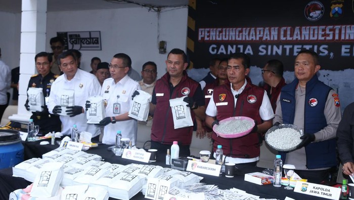 bareskrim Polri membongkar lab narkoba rahasia di Malang yang memproduksi 1,2 ton ganja sintetis, ribuan pil xanax, dan ekstasi.