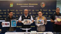Dirreskrimum Polda Metro Jaya Kombes Wira Satya Triputra dan Kabid Humas Polda Metro Jaya Kombes Ade Ary Syam Indradi menunjukkan barang bukti.  