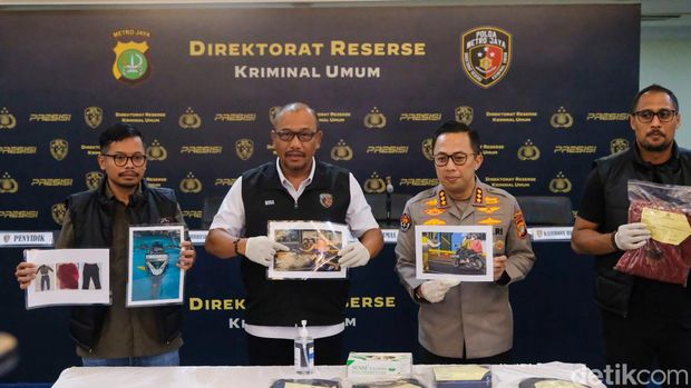 HAN (rambut pendek) bersama MR ditampilkan polisi dalam pengungkapan kasus penjambretan di Polda Metro Jaya, Jakarta, Rabu (3/7/2024). HAN dan MR adalah pelaku penjambretan di CFD yang wajahnya tertangkap kamera.