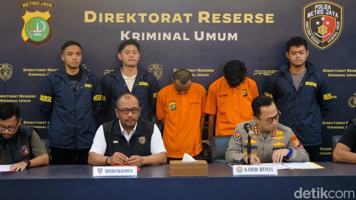 Berbaju Tahanan, Ini Tampang Jambret Viral di CFD HAN (rambut pendek) bersama MR ditampilkan polisi dalam pengungkapan kasus penjambretan di Polda Metro Jaya, Jakarta, Rabu (3/7/2024). HAN dan MR adalah pelaku penjambretan di CFD yang wajahnya tertangkap kamera.