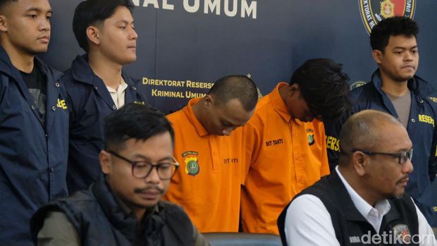 HAN (rambut pendek) bersama MR ditampilkan polisi dalam pengungkapan kasus penjambretan di Polda Metro Jaya, Jakarta, Rabu (3/7/2024). HAN dan MR adalah pelaku penjambretan di CFD yang wajahnya tertangkap kamera.