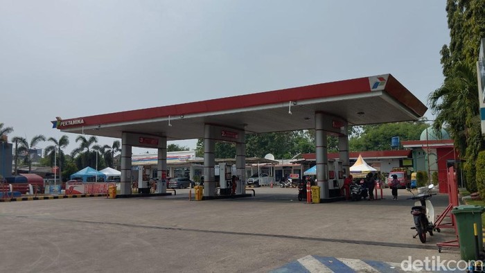Pemobil Tinggalkan Petugas Terjatuh Usai Mengisi BBM Senilai Ratusan Ribu di SPBU Jaktim