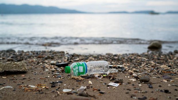 Botol air terlihat di pantai saat program pembersihan pantai yang memberikan beras kepada sukarelawan dengan imbalan sampah plastik, di Mabini, provinsi Batangas, Filipina, 15 Juni 2024. (REUTERS/Lisa Marie David)