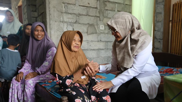 Bupati Banyuwangi Ipuk menemui penerima program rantang kasih