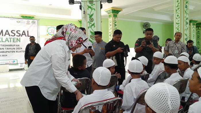 Bupati Klaten beri semangat anak-anak peserta khitan massal di Masjid Raya Klaten, Rabu (3/7/2024).