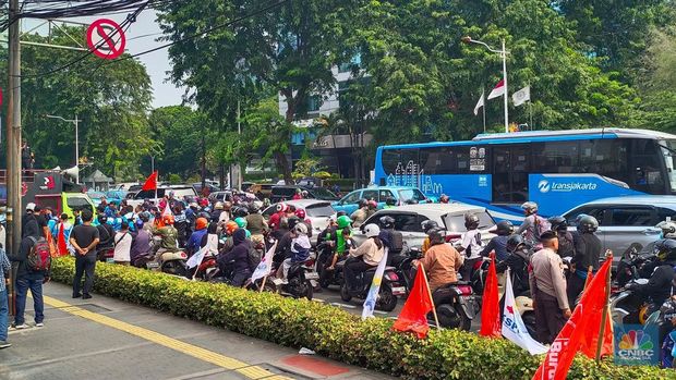 Buruh geruduk kantor Kementerian Perdagangan di Jalan Ridwan Rais, menyebabkan kemacetan pada Rabu (3/7/2024). (վ/Martyasari Rizky)