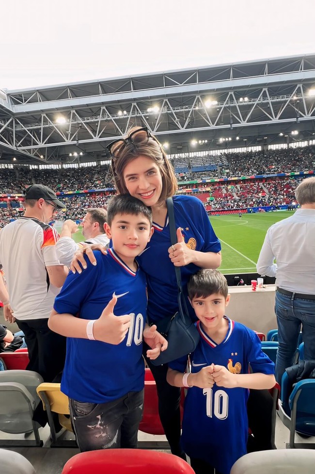 Carissa dan kedua anaknya tampil kompak mengenakan jersey berwarna biru yang merupakan jersey Prancis. Diketahui kala itu ketiganya menonton pertandingan sepak bola Prancis melawan Belgia. Foto: Instagram/@carissa_puteri