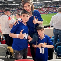 Carissa dan kedua anaknya tampil kompak mengenakan jersey berwarna biru yang merupakan jersey Prancis. Diketahui kala itu ketiganya menonton pertandingan sepak bola Prancis melawan Belgia. Foto: Instagram/@carissa_puteri