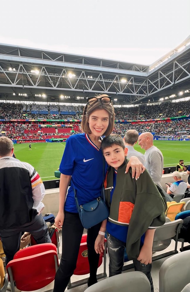 Paras tampan anak Carissa pun tak kalah mencuri atensi. Memiliki wajah blasteran dari kedua orangtuanya, ketampanan anak Carissa banjir pujian dan berhasil bikin salfok. Foto: Instagram/@carissa_puteri